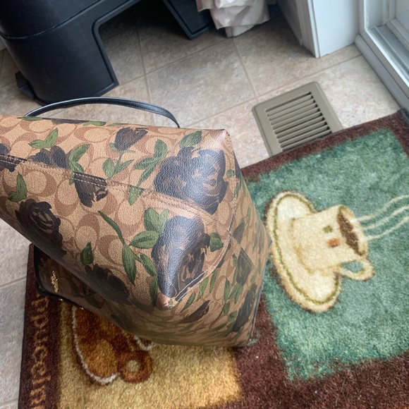 REVERSIBLE CITY TOTE WITH CAMO ROSE FLORAL PRINT - Picture 5 of 8